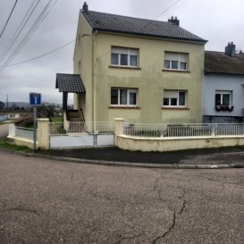 En exclusivité, maison mitoyenne d'1 côté d'une surface de 135m²,au calme en impasse à proximité de toutes commodités, commerces, pharmacie, écoles, infrastructures sportives,..
Vous y trouverez 1 cuisine équipée, 1 salon-séjour avec une cheminée,, 1 WC indépendant ,4 chambres, 1 salle de bains, des combles, le chauffage est au gaz..

Au sous-sol  2 caves, 1 chaufferie, 1 buanderie, 1 dépendance, double vitrage PVC blanc, le terrain est de 780 m² .

Le prix est de 138000€ frais d'agence inclus