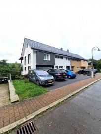 <br /><br />A VISITER !!!!!<br><br>Découvrez cette magnifique maison de +/-280 m² située à Bourscheid dans un cadre paisible et verdoyant, entourée par la forêt sis sur un terrain de 7.79 ares.<br><br>Cette maison peut être transformée en deux logements séparés, idéal pour une famille multigénérationnelle ou pour créer un espace de location.<br><br>Construite en 2014, cette maison est idéalement située pour profiter d\'un environnement calme tout en étant proche des commodités essentielles.<br>Caractéristiques de la maison :<br>Rez-de-chaussée : Hall d\'entrée accueillant garage,<br>WC séparé, suite parentale avec bureau et accès au balcon, dressing attenant salle de bains attenante équipée d\'une baignoire, double lavabo, WC<br><br>Rez-de-jardin : grand séjour lumineux salle à manger, cuisine équipée, débarras, buanderie, WC séparé, chaufferie avec chauffage au mazout,<br>Hall spacieux, local technique accessible depuis l\'extérieur accès à une magnifique terrasse et jardin (à travers le salon et la cuisine)<br><br>1er Étage : cinq chambres dont 3 avec accès au balcon, salle de bains avec baignoire, lavabo, WC salle de douche avec espace prévu pour un sauna<br><br>Grenier : Grenier aménageable d\'une surface 29m² (accès au grenier est actuellement garanti par un escalier provisoire) Informations complémentaires.<br><br>La maison est idéalement située près de l\'école fondamentale et de la maison relais, accessibles à pied. La rue est calme et résidentielle, offrant un environnement sûr et convivial.<br>La nouvelle autoroute N7 relie Bourscheid à Kirchberg sur environ 40 kilomètres. La maison offre également des caractéristiques attrayantes telles que chauffage au sol dans le séjour, cheminée et réservoir d\'eau de 5000 litres.<br><br>Pour plus de renseignements ou une visite veuillez nous contacter au 691 850 805.<br>Proposition de crédit/financement à taux compétitif d\'une banque luxembourgeoise incluse dans nos services gratuit.<br>