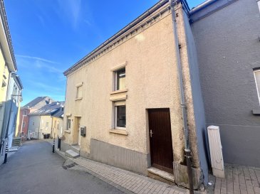 MANSO IMMO vous propose en exclusivité charmante maison idéalement situé à Wiltz. Érigée sur une parcelle de 61ca dans une rue à sens unique et proche de toutes commodités. Cette maison avec 95m2 habitables et 145m2 au total est à rafraîchir et vous séduira par sa localisation et son potentiel.

Maison sur trois niveaux et se composant comme suit :
- Au rez-de-chaussée nous accédons à un hall d'entrée qui nous donne accès à un salon, salle à manger, cuisine (actuellement séparée pouvant être communicante avec la salle à manger). 
- Au premier étage on y trouve un hall de nuit donnant accès a trois belles chambres à coucher et a la salle de douche avec coin buanderie. Les pièces sont partiellement communicantes et offrent un futur potentiel d'habitation.
- Le grenier est accessible par une trappe et pourra être aménagé. Grand potentiel à exploiter.

On y ajoute deux caves de stockage indépendantes.

Des travaux sont à prévoir. Dalles en bois, toiture de 2013 et nouvelles velux au grenier, fenêtres double vitrage 2009, hauteur actuellement plafonds 2,30m.

Toutes les indications sont basées exclusivement sur les informations mises à notre disposition par nos clients. Nous n'assumons aucune garantie quant à l'exactitude et l'actualité de ces indications.

Les prix affichés s'entendent frais d'agence inclus de 3% + 17%TVA. Les honoraires d'agence sont à charge des vendeurs.

Pour plus d'informations, photos ou convenir d'un rendez-vous, vous pouvez nous contacter au :
352 24 51 33 79 info@mansoimmo.lu

MANSO IMMO bietet Ihnen exklusiv ein charmantes Haus in idealer Lage in Wiltz. Es wurde auf einem Grundstück von 61ca in einer Einbahnstraße errichtet und liegt in der Nähe aller Annehmlichkeiten. Dieses Haus mit einer Wohnfläche von 95m2 und einer Gesamtfläche von 145m2 ist zu renovieren und wird Sie durch seine Lage und sein Potenzial begeistern.

Das Haus erstreckt sich über drei Ebenen und setzt sich wie folgt zusammen:
- Im Erdgeschoss gelangen wir in eine Eingangshalle, die uns Zugang zu einem Wohnzimmer, Esszimmer, Küche (derzeit getrennt, die mit dem Esszimmer verbunden werden kann) gibt. 
- Im ersten Stock befindet sich eine Schlafhalle, die Zugang zu drei schönen Schlafzimmern und einem Duschbad mit Waschküche bietet. Die Räume sind teilweise miteinander verbunden und bieten ein zukünftiges Wohnpotenzial.
- Der Dachboden ist über eine Luke zugänglich und kann ausgebaut werden. Großes Potenzial, das es zu nutzen gilt.

Hinzu kommen zwei unabhängige Lagerkeller.

Es sind einige Renovierungsarbeiten zu erwarten. Holzfliesen, Dach von 2013 und neue Veluxfenster im Dachgeschoss, doppelt verglaste Fenster 2009, derzeitige Deckenhöhe 2,30m.

Alle Angaben basieren ausschließlich auf Informationen, die uns von unseren Kunden zur Verfügung gestellt wurden. Wir übernehmen keine Gewähr für die Richtigkeit und Aktualität dieser Angaben.

Die angezeigten Preise verstehen sich inklusive Maklergebühren von 3% + 17%MwSt. Die Maklergebühren sind von den Verkäufern zu tragen.

Für weitere Informationen, Fotos oder um einen Termin zu vereinbaren, kontaktieren Sie uns bitte unter :
352 24 51 33 79 info@mansoimmo.lu