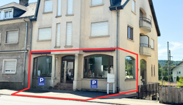 **Local commercial à louer à Lorentzweiler : 55 m² + cave + parkings**

Idéalement situé au 72 Route de Luxembourg à Lorentzweiler, ce local commercial d'environ 55 m² bénéficie d'un emplacement stratégique sur un axe très fréquenté, à proximité immédiate de l'autoroute et avec un accès rapide vers Luxembourg-Ville.

Le bien convient parfaitement pour :

* commerce
* bureau
* showroom
* profession libérale
* esthétique / bien-être
* activité de services
* ou toute autre activité professionnelle

Le local se compose :

* d'un espace principal lumineux avec vitrines
* d'une cave privative d'environ 12 m²
* de 2 emplacements extérieurs privatifs

**Caractéristiques :**

* Surface commerciale : ± 55 m²
* Cave : ± 12 m²
* 2 parkings extérieurs
* Belle visibilité
* Situation centrale
* Disponible rapidement

**Loyer : 2.750 € HTVA / mois**

Contactez-nous pour plus d'informations ou organiser un rendez-vous :
+352 691 255 036 / +352 28 79 26 06 / info@efapromo.lu