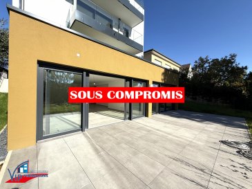 VIP Promotions s.a. vous propose ce superbe appartement-duplex d'une surface utile de 138,32 m² avec terrasse et jardin orientés sud-ouest.

Situé dans une résidence récemment achevée, le bien se compose comme suit :

Rez-de-jardin :

- Hall d'entrée
- Cuisine ouverte sur le living menant sur une terrasse de 40,00 m² et un jardin de 4,14 ares
- Chambre à coucher avec salle de bains attenante
- Débarras
- WC séparé

Rez-de-chaussée :

- Hall de nuit
- 2 chambres à coucher avec 2 salles de douches attenantes

Divers :

- Cave de 2,24 m² munie de branchements pour machine à laver
- Possibilité d'acquérir un garage fermé au prix de 53.125,28.-€ TTC 17%
- Budget de 5.000,00.-€ TTC 17% inclus dans le prix pour l'achat d'une cuisine auprès d'un fournisseur partenaire

Pour visionner la vidéo de ce bien, veuillez copier le lien suivant :

https://www.youtube.com/watch?v=uNh8nL8jJEM

Prix annoncé prenant en compte le remboursement de TVA à hauteur de 50.000,00.-€.

Le vendeur déclare que l'immeuble présentement vendu est neuf et n'a jamais servi de domicile à quiconque, et déclare par les présentes céder tous ses droits en relation avec le remboursement de la taxe sur la valeur ajoutée concernant la création du logement à la partie acquéreuse.

L'acquéreur pourra faire demande auprès de l'Administration de l'Enregistrement pour le remboursement de la différence de TVA sur la partie construite, s'il s'engage à destiner l'immeuble acquis comme habitation principale dans les délais et d'après les conditions reprises dans le règlement grand-ducal du 7 avril 2005.

La société VIP Promotions s.a. décline toute responsabilité quant à l'exactitude du montant de remboursement effectif.

Pour plus de renseignements ou pour une prise de rendez-vous, veuillez nous contacter au numéro +352 691 901 219 ou par e-mail sur info@vippromotions.lu.

Suivez-nous sur Facebook pour recevoir nos informations en continu.