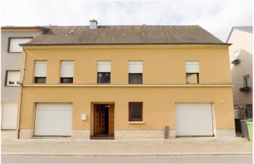 EXCLUSIVITÉ - MAISON FAMILIALE LIBRE DE 3 CÔTÉS AVEC JARDIN, 4 GARAGES ET FORT POTENTIEL D'AGRANDISSEMENT À CLEMENCY  
HOUSE FOR YOU a le plaisir de vous présenter cette charmante maison unifamiliale libre de 3 côtés, implantée sur un terrain de 5,12 ares dans un quartier calme et recherché de Clemency, au sein de la commune de Käerjeng.  
Bénéficiant d'une belle luminosité naturelle, cette propriété offre actuellement environ 100 m² habitables et dispose d'un important potentiel d'agrandissement grâce à son vaste grenier aménageable. Une opportunité idéale pour les familles souhaitant créer un véritable cocon à leur image ou pour les acquéreurs à la recherche d'un bien à fort potentiel de valorisation.  
Les points forts du bien  
- Maison libre de 3 côtés, lumineuse et bien exposée  
- Terrain de 5,12 ares avec jardin privatif  
- Jusqu'à 4 chambres existantes  
- Possibilité de créer 2 chambres supplémentaires et une salle de douche dans les combles  
- Deux grands garages pouvant accueillir jusqu'à 4 véhicules  
- Terrasse ouverte et terrasse couverte  
- Construction avec dalles en béton  
- Quartier résidentiel calme et agréable  
- Proximité immédiate des écoles, commerces, transports et axes autoroutiers  
- Composition de la maison  
Rez-de-chaussée  
- Hall d'entrée  
- Chambre à coucher ou bureau pour profession libérale / télétravail  
- Local technique  
- Buanderie avec évier et accès direct au jardin  
- Deux grands garages offrant un espace pour jusqu'à 4 véhicules, atelier ou stockage  
Premier étage  
- Hall de nuit  
- Cuisine équipée  
- Séjour indépendant et lumineux  
- 3 chambres à coucher  
- Salle de bains avec baignoire, douche, WC et fenêtre  
Grenier  
Les combles disposent d'une structure saine offrant un excellent potentiel d'aménagement.  
Possibilité de réaliser :  
-Une vaste suite parentale avec dressing et salle de douche  
ou  
-Deux chambres supplémentaires avec salle de douche  
Un véritable atout pour augmenter significativement la surface habitable du bien.  
Espaces extérieurs  
Le jardin constitue un agréable espace de détente pour toute la famille.  
Vous profiterez également :  
- D'une terrasse ouverte  
- D'un espace terrasse couvert  
- D'une maisonnette en béton idéale pour le rangement du matériel de jardin ou des équipements de loisirs  
Localisation  
Situee à 4966 Clemency, cette maison bénéficie d'un emplacement particulièrement recherché.  
À proximité immédiate :  
- Écoles et structures d'accueil  
- Commerces et services de proximité  
- Arrêts de bus  
- Infrastructures sportives et de loisirs  
- Accès rapide vers l'autoroute A6  
Les principaux pôles du pays restent facilement accessibles :  
- Bascharage à quelques minutes  
- Belval et son quartier universitaire, commercial et professionnel à environ 10-15 minutes  
- Luxembourg-Ville à environ 20-25 minutes selon les conditions de circulation  
- Frontière belge à proximité  
Une situation idéale pour les familles, les travailleurs frontaliers et les actifs souhaitant concilier qualité de vie et accessibilité.  
Informations complémentaires  
- Dalles en béton  
- Chaudière au gaz (actuellement hors service)  
- Toiture à isoler  
- Structure de toiture en bon état  
Les frais d'agence sont à la charge des vendeurs.  
Une maison offrant de belles perspectives  
Grâce à son terrain, ses nombreux espaces de stationnement, son jardin, sa luminosité et son potentiel d'agrandissement, cette maison représente une excellente opportunité pour les acquéreurs souhaitant investir dans un bien évolutif au sein d'une commune très appréciée du sud-ouest du Luxembourg.  
Pour tout renseignement complémentaire ou pour organiser une visite, contactez dès maintenant HOUSE FOR YOU.