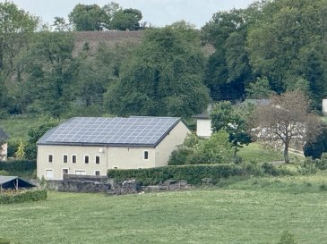 Dieses liebevoll renovierte ehemalige Bauernhaus vereint historischen Charakter mit modernem Wohnkomfort und außergewöhnlichem Potenzial. Die Immobilie wurde umfassend modernisiert und diente erfolgreich als Ferienhaus für Touristen. Mit insgesamt zehn Schlafplätzen oder 4 Schlafzimmern eignet sich die Immobilie ideal als großzügiges Familienheim, Mehrgenerationenhaus, Ferienimmobilie oder attraktive Investitionsmöglichkeit.

Beim Betreten spürt man den gepflegten und sofort beziehbaren Zustand des Hauses. Der Wohnraum von etwa 160 m² wird ergänzt durch beeindruckende etwa 260 m² Nutzfläche, einschließlich des ehemaligen Stalls, der zahlreiche Möglichkeiten für Hobbys, Werkstätten, Stauraum oder weitere expansion bietet.

Das Grundstück erstreckt sich über großzügige 1.774 m² und bietet viel Platz für Gartenliebhaber, Freizeit und Entspannung. Besonders attraktiv ist die Möglichkeit, die angrenzenden Erweiterungsflächen von etwa einem halben Hektar zu erwerben oder zu nutzen.

Die offene und modern ausgestattete Küche mit gemütlicher Sitzecke lädt zum gemeinsamen Kochen und Verweilen ein. Der Wohnbereich wird zusätzlich durch zwei Badezimmer auf zwei Etagen ergänzt.

Ein besonderes Highlight ist der vorhandene Aufzug, der die Immobilie barrierefrei macht und sich ideal für seniorenfreundliches Wohnen eignet.

Die Ausstattungen überzeugen mit einer gelungenen Kombination verschiedener Bodenbeläge wie Holzbohnen, Parkett, Fliesen, Laminat und Holztreppen, die dem Haus einen warmen und heimeligen Charakter verleihen. Die doppelt verglasten Fenster sorgen für angenehmen Wohnkomfort, mit zusätzlichen Rollläden im Erdgeschoss.

Die etwa 50 m² große Terrasse bietet ausreichend Platz für entspannte Stunden im Freien. Ein Gewölbekeller bietet zusätzlichen Stauraum und unterstreicht den ursprünglichen Charme des Hauses.

Wirtschaftlich bietet diese Immobilie ebenfalls interessante Perspektiven. Die Photovoltaikanlage aus dem Jahr 2010 generiert derzeit monatliche Einnahmen von etwa 750 Euro. Die Restlaufzeit beträgt ungefähr vier Jahre und stellt einen attraktiven zusätzlichen Vorteil für Investoren dar.

Zusätzliche Merkmale:
- Baujahr ca. 1900
- Umfassende Renovierung von 2006 bis 2010
- Neues Stehfalzdach von 2007
- Ölzentralheizung von 2004
- Möbliert
- Sofort beziehbar
- Zehn Parkplätze
- Großer ehemaliger Stall (ca. 6 Parkplätze) mit vielfältigem Nutzungspotenzial
- Barrierefrei und seniorenfreundlich
- Ideal als Ferienhaus, Anlageobjekt oder geräumiges Wohnhaus

Fazit:
Eine seltene Gelegenheit für all jene, die eine gepflegte, vielseitige Immobilie mit viel Platz und Charme suchen. Ob als geräumiges Wohnhaus, Ferienimmobilie, Anlageobjekt oder Kombination aus Wohnen und Hobby ? diese Immobilie eröffnet zahlreiche Möglichkeiten an einem attraktiven Grenzstandort zu Luxemburg.