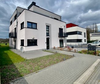 A VENDRE PENTHOUSE DE 3 CHAMBRES A CAPPELEN

CHEZ TOIT IMMOBILIERE, vous propose en vente un penthouse de 3 chambres à Capellen

Situé au dernier étage d'un immeuble  six unités.

Le bien comprend:

- Hall d'entrée avec ascenseur privatif

- Salon et salle à manger avec terrasse

- Cuisine équipée ouverte

- Toilette visiteurs

- 3 Chambres à coucher

- 1 Salle de bain avec douche à l'italienne et baignoire

- Débarras avec possibilité de transformer en salle de douche.

- Chauffage au sol

- Buanderie

- 2 Terrasses dont une avec exposition sud

- 1 Emplacement intérieur et extérieur avec cave









