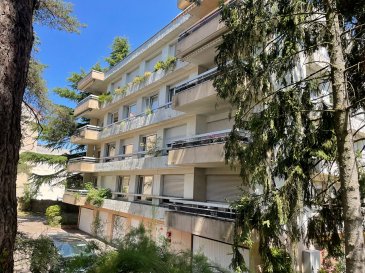 Charmant appartement. En exclusivité chez AGORA Briey :
Dans un quartier calme et résidentiel de Metz, au premier étage d'une    copropriété très bien entretenue, composées de 40 lots d'habitations . 
A vendre le lot n°83 composé d'un appartement  de type F1 de 33 m² et les 14/1000 èmes des parties communes générales.
Le lot n°77 comprenant la propriété privative d'une cave située au rez-de-chaussée et le lot 115 comprenant le propriété privative d'un parking situé aux abords du bâtiment.
L'entrée dessert une salle de bain, un dégagement et une grande pièce à vivre très lumineuse avec une Kitchenette. 
Double vitrage aux fenêtres, volets roulants, interphone et chauffage collectif en réseau de chaleur urbain.
Le bien était loué 350 €/mois plus 85 € de charges, soit 435 € charges comprises.
Les charges de copropriété s'élèvent à environ 280 € par trimestre. Elles comprennent le chauffage, la consommation en eau chaude et froide, l'entretien de l'ascenseur, des communs et des extérieurs
Syndicat de copropriété Quadral Immobilier.
Etat intérieur à rafraîchir.
DPE nouvelle version : E et E,  le montant estimé des dépenses annuelles pour un usage standard entre 460 euros et 660 euros par an.
Prix moyen des énergies indexés au 1er janvier 2021 (abonnement compris).
Le bien est vendu libre de toute occupation.
Prix 81 000 € frais d'agence inclus. 
Contacter Mylène BERTAZZONI au 03 82 20 25 26
agora.briey@wanadoo.fr



Copropriété de 120 lots (Pas de procédure en cours).
Charges annuelles : 1120.00 euros.