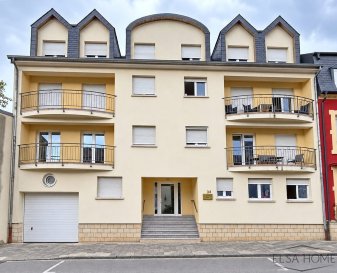 RUMELANGE

Très bien situé à quelques minutes du centre de Rumelange et de ses commerces, ce très bel appartement deux chambres à coucher traversant bénéficie d'une très belle clarté naturelle avec toutes ses fenêtres. 

Dès l'entrée, le hall distribue avec courtoisie l'ensemble de l'appartement et ses pièces de vies.

Les deux chambres à coucher ont vu sur la face arrière de la maison et porteront votre nuit sans bruit de la rue. 

Le grand living en positionné en L s'ouvre sur le grand balcon par ses deux portes fenêtres et la façade avant de la résidence. 

La cuisine équipée séparée du living est appréciable par son espace et sa grande fenêtre. Les odeurs des cuissons épicées ne seront pas propagées dans les autres pièces de vie.

Au sous-sol, une buanderie commune ou vos machines à laver et séchoir ont un emplacement réservé.

Une cave et un parking complètent l'ensemble de l'appartement.

Prix de présentation : 549 000 € Frais d'Agence Inclus.

Les surfaces et informations reprises dans cette annonce sont communiquées à titre indicatif et sans valeur contractuelle.

Pour toute question ou demande d'informations, n'hésitez pas à nous contacter, nous serons toujours à votre service.

Agence ELSA'HOME, à votre écoute pour la concrétisation de vos projets en toute confiance.

----------------------------------------------------------------

RUMELANGE

Ideally located just minutes from the center of Rumelange and its shops, this beautiful dual-aspect, two-bedroom apartment enjoys abundant natural light thanks to its many windows.

Upon entering, the hallway provides easy access to all areas of the apartment and the main living spaces.

The two bedrooms overlook the rear of the building, ensuring a quiet night's sleep undisturbed by street noise.

The spacious L-shaped living room opens onto a large balcony via two sets of French doors facing the front of the building.

The separate, fully equipped kitchen is notable for its spaciousness and large window, ensuring that cooking odors do not spread to the rest of the living areas.

In the basement, there is a communal laundry room with designated space for your washing machine and dryer.

A private cellar and a parking space complete the property.

Asking price: €549,000 (agency fees included).

The surface areas and information provided in this listing are for reference purposes only and hold no contractual value.

Please do not hesitate to contact us with any questions or requests for information; we are always at your service.

ELSA'HOME Agency ? here to help you realize your projects with confidence.