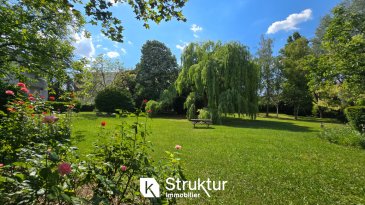 METZ SABLON : Spacieux appartement 2 pièces de 56 m2 avec te. Découvrez ce spacieux appartement 2 pièces (F2 Bis) de plain-pied doté d'une terrasse exceptionnelle de 42,5 m2, au coeur du quartier prisé du Sablon.
 
Situé en rez-de-jardin d'une copropriété avec ascenseur, bien entretenue et sécurisée, ce spacieux 2 pièces de 56 m2 habitables séduit d'abord par son extérieur : une vaste terrasse qui prolonge naturellement l'espace de vie et ouvre sur le parc de la copropriété, clos et sécurisé. Sans vis-à-vis, la vue se dégage sur la verdure; un cadre arboré et calme où il fait bon s'installer aussi bien pour un repas d'été que pour un moment de détente.
 
À l'intérieur, l'appartement se compose d'un hall d'entrée avec placard, d'un généreux espace de vie de 35 m2 avec cuisine équipée ouverte sur le séjour et accès direct à la terrasse, d'une chambre avec placard, d'une salle de bains et d'un WC séparé. Par son volume, l'espace de vie autorise différents aménagements selon vos besoins.
 
La copropriété dispose de places de Parking réservées aux résidents.
 
En annexes : une cave en sous -sol
 
Possibilité d'acquérir une place de parking en sous-sol
 
Le quartier Le Sablon est l'un des plus prisés de Metz, apprécié pour son ambiance résidentielle et la densité de ses services de proximité. Commerces, pharmacie, restaurants et écoles sont accessibles à pied, tout comme les transports : ligne Mettis et gare SNCF à quelques minutes. Le centre commercial Muse et le Centre Pompidou-Metz se rejoignent rapidement, et la gare de Metz n'est qu'à 20 minutes à pied (1,5 km), un atout majeur pour les trajets vers le Luxembourg ou Paris en TGV.
 
Informations complémentaires : Réfection récente du hall d'entreée de l'immeuble, Chauffage individuel gaz, Charges annuelles : 864 EUR, Copropriété de 48 lots principaux (146 au total), Prix honoraires inclus à la charge de l'acquéreur (5 %) DPE : D/D , Estimation des coûts annuels d'énergie : entre 920 EUR et 1 300 EUR par an (prix moyens indexés 2021, abonnements compris),Syndic professionnel, pas de procédure en cours.
