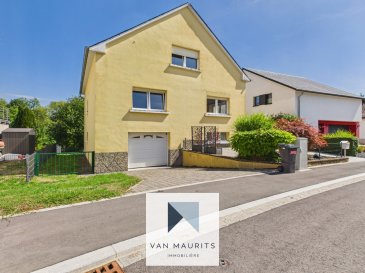 Située dans le paisible village de Gostingen, au sein de la commune de Flaxweiler, cette maison individuelle construite en 1966 offre une surface habitable d'environ 172 m² sur un terrain de 5,06 ares. À rafraîchir selon vos envies, elle séduit par sa construction traditionnelle, ses beaux volumes et son grand garage pouvant accueillir deux véhicules. 

La maison se présente comme suit :

Au rez-de-chaussée, le hall d'entrée de ± 12 m² distribue une cuisine indépendante de ± 18 m², un lumineux séjour de ± 36 m², un palier de ± 8 m², une chambre de ± 19 m², une salle de douche de ± 7 m² (avec lavabo, douche à l'italienne et WC). Depuis l'espace de vie, vous accédez à une terrasse de ± 11 m², ouverte sur le jardin d'environ 175 m².

Le premier étage comprend l'espace avec la cage d'escalier de ± 8 m², le palier de ± 9 m², deux chambres de ± 16 m² chacune, complétées par deux dressings indépendants de ± 10 et 12 m².

Les combles proposent un grenier non aménagé de ± 95 m².

Le rez-de-jardin accueille une buanderie de ± 12 m², une chaufferie de ± 18 m², un palier de ± 3 m² ainsi qu'un garage de ± 48 m² permettant de stationner deux véhicules tout en conservant un espace atelier ou de rangement. Un emplacement de parking extérieur complète les possibilités de stationnement.

Prestations et équipements :
- Chauffage au gaz par radiateurs.
- Châssis PVC à double vitrage.
- Velux.
- Volets électriques et volets manuels.
- Sols en carrelage et parquet.
- Revêtements muraux en peinture et papier-peint.
- Porte de garage électrique.
- Spots encastrés.

Environnement et commodités :
La maison bénéficie d'un environnement résidentiel calme, idéal pour les familles recherchant la tranquillité tout en restant proche des commodités essentielles. Les arrêts de bus, une pharmacie, plusieurs restaurants, les pistes cyclables ainsi que de nombreux chemins de randonnée sont accessibles à proximité, permettant de profiter pleinement du cadre naturel qu'offre la commune de Flaxweiler.

Agent responsable :
Alexandre Apolinario
+352 691 282 214
alexandre@vanmaurits.lu