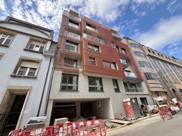 Situé au 2ème étage de la nouvelle résidence, beau Studio NEUF et DISPONIBLE POUR 1ERE OCCUPATION, disposant de +/- 36 m2 habitables, comprenant :

- Hall d'accueil.
- Pièce principale ; salon / cuisine équipée / chambre.
- Salle de douche avec WC.

Disponible à compter du 01/10/2026 pour 1 adulte ou un couple d'adulte maximum, sans animal.

Quartier Gare à proximité immédiate de la nouvelle 