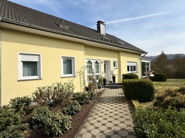 Exklusives Wohnerlebnis in ruhiger Ortsrandlage ? Großzügiges Ein- bis Zweifamilienhaus mit parkähnlichem Grundstück in Irrhausen (Eifel)

Ankommen. Durchatmen. Zuhause sein.

Am idyllischen Ortsrand von Irrhausen erwartet Sie ein außergewöhnliches Anwesen, das Ruhe, Großzügigkeit und vielseitige Nutzungsmöglichkeiten harmonisch vereint. Eingebettet in ein vollständig umzäuntes, 2.523 m² großes Grundstück genießen Sie hier absolute Privatsphäre ? ideal für Familien, Naturliebhaber oder Tierhalter.

Das Objekt im Überblick

Das massiv gebaute Wohnhaus aus dem Jahr 1967 wurde über die Jahre hinweg kontinuierlich modernisiert und präsentiert sich heute in einem äußerst gepflegten Zustand. Mit einer großzügigen Wohnfläche von ca. 251 m² bietet es sowohl Raum für eine große Familie als auch die Möglichkeit zur Nutzung als Zweifamilienhaus.

Wohnen mit Komfort und Stil

Im Erdgeschoss (Parterre) erwartet Sie ein großzügiger Wohnbereich mit lichtdurchflutetem Wohnzimmer und angrenzendem, hochwertigem Wintergarten ? ein perfekter Rückzugsort zu jeder Jahreszeit. Ergänzt wird diese Ebene durch ein Schlafzimmer, ein stilvolles Badezimmer mit Sauna und indirekter Beleuchtung sowie ein Büro.

Das Obergeschoss beherbergt eine ca. 100 m² große, eigenständige Wohneinheit mit flexibler Raumaufteilung: zwei bis drei Schlafzimmer, ein Büro, eine Einbauküche, ein Badezimmer mit Sauna sowie ein gemütlicher Balkon. Ideal für Mehrgenerationenwohnen, Gäste oder zur Vermietung.

Zusätzliche Nutzflächen mit Potenzial

Im Untergeschoss befinden sich neben einer Garage ein weiteres Badezimmer, ein Hobbyraum sowie eine Werkstatt. Diese Ebene bietet zusätzliches Ausbaupotenzial, beispielsweise zur Schaffung einer weiteren Wohneinheit.

Technik & Energie

Beheizt wird das Haus über eine Ölzentralheizung mit einem 4.000-Liter-Tank. Ein 800-Liter-Warmwasserspeicher sorgt für hohen Komfort. Ergänzend unterstützen fünf Solarfelder die Warmwasseraufbereitung sowie die Fußbodenheizung im Wintergarten ? eine effiziente Kombination aus bewährter Technik und moderner Energieunterstützung.

Außenbereich ? Freiheit auf 2.523 m²

Das weitläufige Grundstück bietet vielfältige Nutzungsmöglichkeiten ? ob Gartenliebhaber, Tierhaltung oder einfach nur der Wunsch nach Raum und Ruhe. Die großzügige Terrasse lädt zu entspannten Stunden im Freien ein, während die zahlreichen Stellplätze und Garagen auch für größere Fuhrparks ideal sind.

Ausstattung

Highlights auf einen Blick

Grundstück: ca. 2.523 m², vollständig umzäunt  
Wohnfläche: ca. 251 m²  
Baujahr: 1967, laufend renoviert  
Dach: 2014 erneuert und gedämmt  
Fenster: Dreifachverglasung (2001?2014)  
Wintergarten: modern, mit elektrischen Rollläden  
Böden: Granit, Parkett, Vinylfliesen  
Türen: hochwertige Echtholztüren  
2 Saunen für exklusiven Wellnesskomfort  
Terrasse: ca. 40 m²  
3 Garagen + Stellplätze für ca. 10 Fahrzeuge  
Kameraüberwachung & komplett eingefriedetes Grundstück  

Fazit

Dieses Anwesen vereint Großzügigkeit, Flexibilität und eine traumhafte Lage in der Eifel. Ob als repräsentatives Einfamilienhaus, Mehrgenerationenlösung oder mit zusätzlichem Vermietungspotenzial ? hier eröffnen sich Ihnen vielfältige Möglichkeiten.

Jetzt besichtigen und verlieben.  
Gerne stellen wir Ihnen dieses besondere Objekt persönlich vor ? wir freuen uns auf Ihre Anfrage!