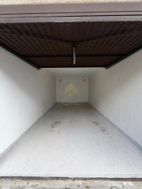 REAL G IMMO vous propose à la vente ce garage box fermé, situé dans la rue Schortgen à Dudelange, dans un environnement calme et résidentiel.

Le bien se compose de :

- Un garage box fermé pour une voiture
- Un emplacement de stationnement situé directement en face du garage
- Garage sans électricité et sans point d’eau

La rue Schortgen, appréciée pour son calme, bénéficie d’un emplacement agréable à proximité de la forêt, tout en restant à quelques minutes du centre de Dudelange et de ses commodités.

Une opportunité idéale pour stationner un véhicule, disposer d’un espace de rangement ou réaliser un investissement.

Nous restons à votre disposition pour tout renseignement complémentaire ou visite des lieux au 28 66 39 1.

Les prix s'entendent frais d'agence + TVA inclus.
