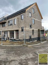 Maison lumineuse libre de 3 côtes, construction et finitions haut de gamme et livré clé en main.


La maison est sur un terrain de 2.54 ares avec une surface habitable de +/- 160 m2 m2, se situe dans la commune de Schengen.

La maison est construit d'après les nouvelles normes avec les nouvelles technologies comme chauffage au sol, Pompe à chaleur, Solaire photovoltaïque, Électricité système DOMUS (maisons intelligentes), ventilation VMC double flux, vidéo surveillance caméra, alarme, triple vitrage avec raffstore électrique ainsi que des volets électriques (chambres)...

La maison comprenant:

Au rez-de-chaussée:
- Hall d'entrée
- Cuisine avec accès vers la terrasse
- Grand séjour avec accès vers la terrasse et le jardin
- WC séparé
- Garage

Au 1er étage :
- Dressing
- 2 chambres à coucher 
- 2 Salle de bain
- WC séparé

Au 2ème étage (comble) :
- 2 chambres à coucher
- Salle de bain


Prix affiché TVA 3% incluse

Pour tout complément d'information, n'hésitez pas à nous contactez par téléphone au 28 77 88 22.

Nous sommes également disponibles pour organiser les visites le samedi !

Nous sommes, en permanence, à la recherche de nouveaux biens à vendre (des appartements, des maisons et des terrains à bâtir) pour nos clients acquéreurs.

N'hésitez pas à nous contacter si vous souhaitez vendre ou échanger votre bien, nous vous ferons une estimation gratuitement.

Ref agence : 301