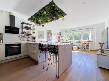 IMMO CONTACT vous propose ce superbe duplex lumineux de ± 96 m², dans une construction récente de 2021. Il dispose de deux chambres, de deux salles de bains, d’une terrasse et d’un balcon. Situé en plein cœur d’Esch-sur-Alzette, il bénéficie d’un emplacement central dans un quartier dynamique et moderne.

Ce bien se distingue par ses beaux espaces agréablement aménagés et ses prestations de qualité. Sa belle luminosité et sa situation en hauteur permettent de profiter, depuis la terrasse, d’une vue dégagée sur les toits de la ville, qui donne à l’appartement un caractère exceptionnel.

La gare, les transports en commun, les écoles, les commerces et les restaurants se trouvent à proximité immédiate, pour un quotidien pratique au cœur de la ville.

L’appartement se compose comme suit :

Au niveau supérieur :
- Hall d'entrée 
- Cuisine contemporaine entièrement équipée avec îlot central ouverte sur l'espace à manger et un accès à la terrasse de ± 15 m² avec vue sur les toits
- Salon 
- WC séparé

Au niveau inférieur :
- Hall d'entrée avec placard encastré
- Une chambre parentale avec dressing, salle de bain privative avec baignoire et WC, un accès au balcon
- Chambre avec salle de douche privative et WC

Le duplex dispose également d’un ascenseur avec accès direct et d’une cave privative avec espace buanderie

À savoir :
- Matériaux de qualité, du triple vitrage et de volets électriques. La classe énergétique est A/A.

– Disponibilité à convenir

Visites possibles en semaine ainsi que le samedi.

Pour toute information complémentaire ou pour organiser une visite, contactez-moi au +352 621 391 355.

Estimation de votre bien sous 48h : contactez-nous au +352 26 311 992 ou par e-mail à [info@immocontact.lu](mailto:info@immocontact.lu).