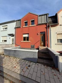 Maison pleine de charme à Dudelange – Rue calme

Découvrez cette belle maison pleine de charme, idéalement située dans une rue très calme de Dudelange.

Elle se compose de :

3 chambres spacieuses

1 salles de douche modernes

1 salle de bain

salon

Une cuisine équipée

Garage privé

Jardin agréable et bien entretenu

Terrasse ensoleillée, parfaite pour vos moments de détente

Cette maison idéale pour une famille à la recherche d’un cadre de vie paisible tout en restant proche des commodités.

 ---------- 
Dieses charmante Haus in Dudelange bietet auf 90 m² ein komfortables Wohnerlebnis. Mit drei geräumigen Schlafzimmern eignet es sich ideal für Familien oder Paare. Die moderne Küchenausstattung und das helle Interieur unterstreichen den einladenden Charakter dieser Immobilie.

Die doppelt verglasten PVC-Fenster sorgen für eine ausgezeichnete Wärme- und Schalldämmung, während der zuverlässige Internetanschluss perfekt für Homeoffice oder Streaming geeignet ist. Der großzügige Wohnbereich lädt zum Entspannen ein und bietet vielfältige Gestaltungsmöglichkeiten.

Im Außenbereich finden Sie einen praktischen Grillplatz, ideal für gesellige Zusammenkünfte oder erholsame Abende. Diese Immobilie kombiniert Komfort und Funktionalität in einer begehrten Lage in Dudelange.

 ---------- 
Located in the heart of Dudelange, Luxembourg, this charming three-bedroom house offers a comfortable living space of 90 m². Designed with modern comforts in mind, the home boasts double glazing and PVC windows, ensuring both energy efficiency and a peaceful ambiance. The internet-ready infrastructure makes it easy to stay connected while enjoying the cozy atmosphere of this inviting property.

The spacious, well-lit kitchen is perfect for both casual dining and meal preparation, featuring sleek cabinetry and contemporary fixtures. The adjoining areas provide ample space for entertaining guests or spending quality family time. With quality finishes and thoughtful design details, every corner of this home radiates a sense of style and functionality.

The outdoor space is equally inviting, highlighted by a barbecue area ideal for hosting summer gatherings or relaxing evenings. Whether you’re seeking a family home or a sound investment, this property in Dudelange presents a remarkable opportunity to enjoy modern living in a serene setting.