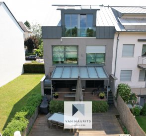Située dans le quartier très recherché de Merl à Luxembourg-ville, cette maison libre de 3 façades, entièrement rénovée avec des matériaux haut de gamme, bénéficie d'une surface totale de ± 327 m² dont ± 266 habitables ainsi qu'une belle terrasse et jardin sans vis-à-vis orienté plein Ouest.

Elle se présente comme suit :

Au rez-de-chaussée, une entrée de ± 10 m² avec vestiaire encastré et un wc séparé, un séjour, salle à manger et cuisine ouverte ayant comme superficie ± 75 m² s'ouvrant sur une grande terrasse de 30 m² (pare-soleil électrique) avec son four à pizza.

Le 1er étage se compose d'une suite parentale avec sa chambre et ses grandes baies vitrées avec vue sur le jardin, sa salle de bain, son double dressing (homme-femme) et de deux autres chambres.

Au 2ème étage, un palier de ± 6 m² dessert deux chambres de ± 19 m², chacune avec sa mezzanine, une salle de bain de ± 5 m² ainsi qu'une chambre en suite de ± 21 m² avec sa salle de douche de ± 6 m². Un balcon de ± 3 m² vient compléter cet étage.

Au sous-sol, un couloir donne sur la chaufferie de ± 8 m², le garage de ± 23 m², la buanderie de ± 8 m², une cave de ± 6 m², une cave à vin de ± 5 m² (climatisée), un bureau de ± 20 m² et le sauna de ± 7 m².

A l'extérieur, le jardin et la terrasse sont exposés plein Ouest sans vis-à-vis. 2 emplacements et un local vélos, côté rue, viennent compléter cette offre.

Détails complémentaires :

Maison entièrement rénovée en 2015 avec des matériaux haut de gamme ;  
Digicode et alarme  
Chauffage au gaz, au sol (par radiateurs au 2ème étage), air conditionné ;  
Installation possible d'un ascenseur au milieu de la cage d'escalier ;  
Proximité du centre-ville et de toutes commodités ;  
Quartier dynamique : petits commerces, écoles, crèches, parcs, ... ;  
Bien desservi par les transports en commun ;  
Passeport énergétique : E-D.

Responsable du bien:  
Jimmy de Brabant  
E-mail: jimmy@vanmaurits.lu  
Mobile: +352 661 167 494