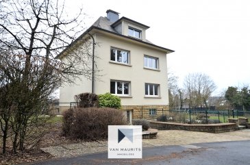 Située à Roodt-sur-Syre, à l'est du pays, cette maison 5 chambres dispose d'une surface de ±142m² habitable pour une surface totale de ±203m² et se compose comme suit:

Au rez-de-chaussée, le hall d'entrée de ±10m² avec toilette séparé de ±2m donne accès à un séjour de ±30m² ayant conservé son parquet d'origine, à une cuisine indépendante de ±15m² (lave-vaisselle Miele, four, frigo, congélateur, ?) avec sortie sur la terrasse de ±26m². Un grand jardin clôturé de ±1033m² arborant des arbres fruitiers et un abri de jardin/dépendance avec coin cheminée pour les soirs d'été.

Au 1er étage, 3 chambres de respectivement ±15, 15 et 10m², avec parquet ancien au sol, une salle de bain de ±5m² comprenant une douche, une baignoire, un wc et un lavabo,

Au 2ème étage, 2 chambres de ±15,5 et 10m² et un grenier,

Au sous-sol, une chaufferie de ±15m² reliée au gaz, une buanderie de ±5m², un garage de ±20m² avec portes manuelles, une première cave de ±13m² et une seconde de ±6,5m².

Généralités:

Commerces de proximité, supermarchés, boulangerie, ?;
Grand jardin avec dépendances;
Chauffage au gaz centralisé;
Double vitrage PVC;
Volets manuels;
Arrêt de Gare à 200m;
Ecole maternelle / Spillschoul à 100m;
Animaux acceptés;

Loyer: 2600€/mois;
Charges: à la charge du locataire;
Garantie bancaire ou dépôt: 2 mois de loyer;
Disponibilité: immédiate;
Bail min.: 2 ans;

Agent responsable: Pierre-Yves Béchet
Tél: +352 621 654 086
Email: Pierre-Yves@vanmaurits.lu