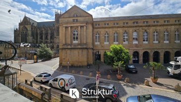 .   METZ CENTRE : Appartement avec vue cathédrale 

 À deux pas de la cathédrale, au 1er étage d'une petite copropriété de caractère sur la Place de Chambre, ce très bel appartement F2 allie charme et emplacement exceptionnel.
  
 Il se compose d'un lumineux espace vie de +/-40 m2 offrant une vue dégagée sans vis-à-vis sur la cathédrale, d'une chambre confortable, d'une cuisine entièrement équipée ouverte sur le séjour et d'une salle de bains avec WC.
   Baigné de lumière, ce logement est idéal pour y vivre ou investir.
  
 Idéalement situé au coeur du centre historique de Metz, vous profiterez d'un accès immédiat aux commerces, restaurants, marchés, ainsi qu'aux transports en commun et à la gare, accessible à pied en moins de 10 minutes. Le plan d'eau à proximité offrent également un cadre agréable pour vos promenades.
  
 Copropriété de 9 appartements.  Charges annuelles : 500 EUR.  DPE : D  
 Montant estimé des dépenses annuelles d'énergie pour un usage standard entre 790EUR et 1120EUR. Pour la date de référence 01/01/2021.
 Prix : 235 000 EUR (dont 5% d'honoraires charge acquéreur)