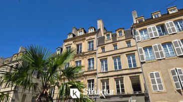 .   METZ CENTRE : Appartement avec vue cathédrale 

 À deux pas de la cathédrale, au 1er étage d'une petite copropriété de caractère sur la Place de Chambre, ce très bel appartement F2 allie charme et emplacement exceptionnel.
  
 Il se compose d'un lumineux espace vie de +/-40 m2 offrant une vue dégagée sans vis-à-vis sur la cathédrale, d'une chambre confortable, d'une cuisine entièrement équipée ouverte sur le séjour et d'une salle de bains avec WC.
   Baigné de lumière, ce logement est idéal pour y vivre ou investir.
  
 Idéalement situé au coeur du centre historique de Metz, vous profiterez d'un accès immédiat aux commerces, restaurants, marchés, ainsi qu'aux transports en commun et à la gare, accessible à pied en moins de 10 minutes. Le plan d'eau à proximité offrent également un cadre agréable pour vos promenades.
  
 Copropriété de 9 appartements.  Charges annuelles : 500 EUR.  DPE : D  
 Montant estimé des dépenses annuelles d'énergie pour un usage standard entre 790EUR et 1120EUR. Pour la date de référence 01/01/2021.
 Prix : 235 000 EUR (dont 5% d'honoraires charge acquéreur)