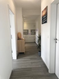 A.S. Real Estate, vous propose à la location un bel et lumineux appartement situé au troisième et dernier étage d'une résidence construite en 2016 à Kayl, proche du parc Ouerbett et de toutes commodités.

Celui-ci se compose d'un hall d'entrée, d'une cuisine entièrement équipée et ouverte sur le living avec accès à un grand balcon de +/- 11m², d'une grande chambre de +/- 14.50m², d'un bureau et d'une salle de douche à l'italienne équipée d'un w.c.

Une cave et un emplacement de parking intérieur complètent ce bien.

Il est équipé d'un chauffage au sol, d'une ventilation mécanique contrôlée, de fenêtre à triple vitrage et de volets motorisés.

Pour tous renseignements ou pour convenir d'une éventuelle visite, veuillez nous contacter au (+352) 621 274 674 ou à info@as-estate.lu.