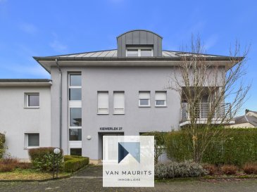 Situé à Gonderange dans la commune de Junglinster, au cœur d'un village calme et agréable, cet appartement en très bon état est disponible immédiatement. Implanté au 2ème étage et dernier étage d'une résidence soignée datant de 2005 avec ascenseur s'arrêtant dans l'appartement, il développe une surface habitable d'environ ± 105 m² et bénéficie d'une exposition Ouest, assurant une belle luminosité tout au long de la journée.
Il se présente comme suit :
L'appartement s'ouvre sur un hall d'entrée de ± 7 m², menant vers un espace de vie confortable et bien agencé avec le séjour de ± 34 m², spacieux et lumineux, avec accès au balcon de ± 7 m², offrant un cadre convivial pour la vie quotidienne et la cuisine de ± 8 m², entièrement équipée et aménagée, dispose de nombreux rangements et de tout l'électroménager nécessaire.
L'espace nuit comprend deux chambres, l'une de ± 23 m² et l'autre de ± 11 m², idéales pour une chambre principale et une chambre secondaire ou un bureau.
Une salle de bain de ± 6 m², équipée d'un lavabo, d'une baignoire et d'une douche, ainsi qu'un WC séparé de ± 2 m² complètent ce niveau.
Un hall de nuit de ± 2 m² assure une distribution fonctionnelle des pièces.
Le sous-sol comprend une cave de ± 12 m² et deux emplacements intérieurs côte à côte de ± 13 et 14 m².
Équipements et finitions :
- CPE: F-F
- Chauffage au Mazout, radiateurs
- Sols en carrelage et parquet
- Murs peints
- Châssis PVC, fenêtres de toit Velux, volets électriques
- Spots encastrés
- Cuisine équipée avec cuisinière vitrocéramique, four, four à micro-ondes, réfrigérateur, hotte aspirante, lave-vaisselle, meubles de cuisine et plan de travail.
Environnement et services :
Junglinster est une commune dynamique dotée de nombreux commerces et services tels que transports publics de et vers Luxembourg-ville, crèches, écoles (dont l'école internationale), centre sportif, pharmacie, médecins, poste, restaurants du centre de Junglinster accessibles à pied,
Agent responsable : Nora au +352 691 136875 ou nora@vanmaurits.lu