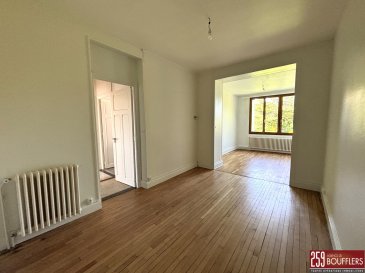 MAISON AVEC GARAGE, TERRASSE ET JARDIN / JARVILLE-LA-MALGRAN.  Venez découvrir à JARVILLE-LA-MALGRANGE (OUEST), limite NANCY, cette charmante maison de 5 pièces principales, d'une surface de 74.79m2. Sur 3 niveaux, elle offre : au sous-sol : un espace buanderie et un grand garage de 32.84m2 donnant accès à l'avant et à l'arrière de la maison. Au rez-de-chaussée : une entrée, un salon de 12.19m2, une salle à manger de 10.23m2 (salon et salle à manger communiquant), une chambre avec placard intégré de 15.23m2, une salle d'eau avec WC et une cuisine séparée (pas d'arrivée de gaz dans la cuisine, prévoir un appareil de cuisson électrique), donnant accès à une terrasse privative de 12.39m2 et un jardin privatif clôturé et arboré. A l'étage : un dégagement avec placard, un bureau de 6.68m2 et une seconde chambre de 10.23m2. Grenier. Idéalement située, proche de toutes commodités. Chauffage individuel gaz. Loyer : 850.00 EUR charges comprises (soit 838.00 EUR de loyer + 12.00 EUR de provision sur charges pour la taxe des ordures ménagères). Dépot de garantie : 838.00 EUR. Honoraires : 822.00 EUR dont 224.00 EUR pour l'état des lieux. Si vous avez besoin d'aide dans votre recherche de logement, votre agence AGENCE DE BOUFFLERS se fera un plaisir de vous aider. www.agencedeboufflers.fr / agencedeboufflers@orange.fr. DISPONIBLE IMMÉDIATEMENT.
Les informations sur les risques auxquels ce bien est exposé sont disponibles sur le site Géorisques : www.georisques.gouv.fr