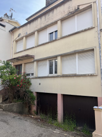 Thionville 13 D Rue St Charles, immeuble de rapport vide comprenant:
- au rdc : 1 appartement de type F3 de 70,36 m2 avec 2 chambres, salon séjour, toilette, prévoir travaux pour sdb et cuisine
- au 1er étage : 1 appartement de type F3 de 70,36 m2 avec 2 chambres, salon séjour, cuisine, sdb toilette
- au 2 eme étage : 1 appartement mansardé de type F2 de 49,27 m2 avec 1 chambre, salon, cuisine, sdb, toilette
Au s/sol 4 caves, garage 2 voitures, compteurs individuels EDF GDF et EAU
Prix : 330 000 € avec honoraire d'agence inclus