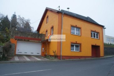 Ferschweiler est une municipalité allemande située dans le land de Rhénanie-Palatinat et l?Arrondissement d?Eifel-Bitburg-Prüm.<br>Belle maison isolée (libre de 4 côtés) d?une surface habitable de  /-163m2 située sur un terrain de  /-2 ares. La maison se compose d?un hall d?entrée, d?un séjour avec salle-à-manger, d?une cuisine équipée, de quatres chambres-à-coucher, d?une salle de bain, d?une salle de douche, d?un w.c. séparé, d?un balcon, d?un débarras, d?une buanderie, d?une belle terrasse (68m2) et d?un jardin. Garage pour deux voitures.<br><br>- Toiture refaite en 2008<br>- Fenêtres double vitrage<br>