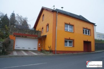 Ferschweiler est une municipalité allemande située dans le land de Rhénanie-Palatinat et l‘Arrondissement d‘Eifel-Bitburg-Prüm.
Belle maison isolée (libre de 4 côtés) d‘une surface habitable de  /-163m2 située sur un terrain de  /-2 ares. La maison se compose d‘un hall d‘entrée, d‘un séjour avec salle-à-manger, d‘une cuisine équipée, de quatres chambres-à-coucher, d‘une salle de bain, d‘une salle de douche, d‘un w.c. séparé, d‘un balcon, d‘un débarras, d‘une buanderie, d‘une belle terrasse (68m2) et d‘un jardin. Garage pour deux voitures.

- Toiture refaite en 2008
- Fenêtres double vitrage

Ref agence :1686697
