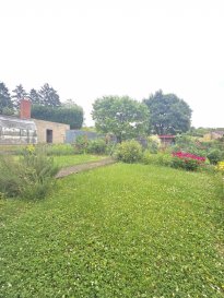 Maison Bi-familiale séparée en
DEUX Appartements à Echternach!!!

Opportunité Rare avec Potentiel d'Agrandissement

Située au coeur d'Echternach, dans une rue en cul-de-sac paisible, cette maison bi-familiale lumineuse offre un cadre de vie privilégié, baigné de soleil tout au long de la journée. Idéale pour une grande famille ou un investisseur, elle séduit par son agencement spacieux, son fort potentiel d'extension et la possibilité de générer des revenus locatifs attractifs.

Caractéristiques principales :

Surface du terrain : 4a 52ca
Surface totale : env. 280 m² + grenier aménageable (potentiel d'au moins 80 m² supplémentaires selon le projet)
Exposition : Maison très lumineuse avec une orientation optimale pour profiter du soleil toute la journée
Environnement : Rue calme en impasse, parfaite pour la tranquillité et la sécurité
Appartement 1 (principal) :

Surface totale : 159,12 m²
Surface habitable : 124,23 m²
Agencement : Spacieux salon lumineux, cuisine séparée, 2 grandes chambres, salle de bain, WC invités, espace de rangement
Loyer potentiel : env. 1.800 €/mois
Appartement 2 (secondaire) :

Surface totale : 105,05 m²
Surface habitable : 50,57 m²
Agencement : Séjour convivial, cuisine séparée, 1 chambre confortable, salle de bain récemment rafraîchie
Loyer potentiel : env. 1.200 €/mois
Potentiel locatif total : env. 3.000 €/mois

Travaux à prévoir :
Bien que la maison nécessite quelques rénovations pour atteindre son plein potentiel, le second appartement a déjà été rafraîchi, offrant un espace prêt à être loué ou habité. Le grenier offre une opportunité unique d'agrandissement, avec la possibilité de créer au moins 80 m² supplémentaires selon le projet.

Points forts :

Potentiel d'extension important
Excellente rentabilité locative
Luminosité exceptionnelle grâce à de grandes fenêtres et une orientation idéale
Quartier résidentiel calme et recherché
Proximité immédiate des commodités, des écoles et des espaces verts d'Echternach.

Pour plus de renseignements ou une visite (visites également possibles le samedi sur rdv), veuillez contacter le 691 850 805