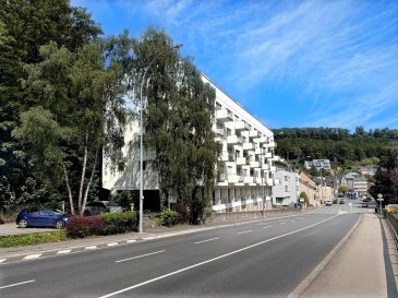 Immo Losch a le plaisir de vous proposer à la location ce magnifique appartement de 84,70 m², en première occupation et entièrement rénové en 2025, bénéficiant d’un triple vitrage et d’une cuisine neuve.

Description :

Hall d’entrée

Salon neuf

Cuisine individuelle neuve

WC séparé

Trois chambres

Salle de bain avec WC

Balcon de 4,1 m²

Cave

Garage intérieur

Vous pourrez également profiter d’une spacieuse terrasse rooftop, offrant un agréable espace extérieur.

Situation : vue sur le parc et à proximité immédiate des commerces et des transports.

Conditions financières :

Garantie bancaire : 2 mois de loyer, soit 4 800 €

Frais d’agence : 2 808 € TTC (TVA 17 % incluse), répartis équitablement entre le locataire et le propriétaire, soit 1 404 € TTC à la charge de chacune des parties.

Disponibilité : 01/09/2025

Pour plus d’informations ou pour organiser une visite, contactez notre agence Immo Losch par téléphone au +352 26 53 26 11 ou par e-mail à info@immolosch.lu. Nous serons ravis de vous accompagner dans votre projet.

 ---------- 
Immo Losch freut sich, Ihnen diese wunderschöne Wohnung mit 84,70 m² zur Miete anbieten zu können. Erstbezug nach vollständiger Renovierung im Jahr 2025, mit Dreifachverglasung und neuer Einbauküche.

Beschreibung:

Eingangsbereich

Neues Wohnzimmer

Neue separate Küche

Separates WC

Drei Schlafzimmer

Badezimmer mit WC

Balkon (4,1 m²)

Keller

Tiefgaragenstellplatz

Zudem können Sie eine großzügige Dachterrasse genießen, die einen angenehmen Außenbereich bietet.

Lage: Blick auf den Park und unmittelbare Nähe zu Geschäften und öffentlichen Verkehrsmitteln.

Finanzielle Konditionen:

Bankgarantie: 2 Monatsmieten, also 4.800 €

Maklergebühr: 2.808 € inkl. MwSt. (17 %), gleichmäßig zwischen Mieter und Vermieter aufgeteilt, d. h. 1.404 € inkl. MwSt. pro Partei.

Verfügbarkeit: 01.09.2025

Für weitere Informationen oder zur Vereinbarung eines Besichtigungstermins kontaktieren Sie bitte unser Büro Immo Losch telefonisch unter +352 26 53 26 11 oder per E-Mail an info@immolosch.lu
. Wir begleiten Sie gerne bei Ihrem Projek

 ---------- 
mmo Losch is pleased to offer this beautiful 84.70 m² apartment for rent. First occupation after a complete renovation in 2025, featuring triple glazing and a brand-new kitchen.

Description:

Entrance hall

New living room

New separate kitchen

Separate WC

Three bedrooms

Bathroom with WC

Balcony (4.1 m²)

Cellar

Indoor garage

You will also enjoy a spacious rooftop terrace offering a pleasant outdoor space.

Location: Overlooking the park and within walking distance to shops and public transport.

Financial conditions:

Bank guarantee: 2 months’ rent, i.e. €4,800

Agency fee: €2,808 incl. VAT (17%), equally shared between the tenant and the landlord, i.e. €1,404 incl. VAT per party.

Availability: 01/09/2025

For more information or to arrange a viewing, please contact our Immo Losch agency by phone at +352 26 53 26 11 or by email at info@immolosch.lu
. We will be delighted to assist you with your project.