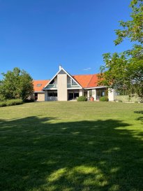 Propriété 7 pièces 295 m². À 10 km de Sarralbe, dans un environnement privilégié, au coeur d'un cadre de vie exceptionnel et sans vis-à-vis, découvrez cette propriété de 7 pièces de 295 m², implantée sur un magnifique terrain de 3,4 hectares, entièrement clos, dont les arbres en périphérie assurent une belle délimitation.

Elle séduit par ses prestations de qualité et ses nombreux équipements pensés pour le confort au quotidien.

Le bien se compose :

- D'un rez-de-chaussée comprenant un hall d'entrée, un dégagement, un salon avec cheminée ouvert sur une salle à manger lumineuse offrant un accès direct à la terrasse et à l'extérieur, une cuisine équipée, ainsi qu'une extension baignée de lumière faisant office de seconde pièce de vie. Vous y trouverez également un espace spa avec douche attenante et vue dégagée sur la nature, ainsi que deux chambres, dont une avec salle d'eau. Cette configuration permet une vie de plain-pied.

- D'un étage avec mezzanine, WC individuel, salle de bain et trois chambres, dont une avec dressing.

- D'un premier sous-sol entièrement aménagé comprenant une salle de sport, une douche, un WC, un sauna et un local technique.

- D'un second sous-sol comprenant une chaufferie, une buanderie, une cave à vin et une pièce annexe.

À l'extérieur, vous profiterez d'un vaste terrain paysager, agrémenté de nombreux aménagements et d'un éclairage soigné mettant en valeur les espaces verts. Plusieurs terrasses, dont une couverte à l'arrière, permettent de profiter pleinement de l'environnement. Le terrain, plat avec une légère pente, est entièrement clos et piscinable.

Une dépendance non attenante avec garage ainsi qu'un garage attenant équipé d'une double porte sectionnelle complètent ce bien.

Ce bien rare offre un fort potentiel pour une famille en quête de tranquillité, d'espace et de nature.

Photos intérieures disponibles sur demande.

Les informations sur les risques auxquels ce bien est exposé sont disponibles sur le site Géorisques : www.georisques.gouv.fr

Pour plus d'informations ou organiser une visite, contactez votre agence Nord Sud Immobilier.