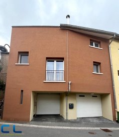 Cl Immobilière vous présente en exclusivité cette magnifique maison mitoyenne de caractère, offrant une surface habitable d'environ 194 m², située dans le charmant village de Stadtbredimus, à seulement quelques minutes de Remich.

Entièrement rénovée avec beaucoup de goût et des matériaux de qualité, cette maison atypique séduit par ses volumes généreux, son ambiance chaleureuse et son agencement original.

- Au rez-de-chaussée, vous découvrirez un grand garage, une cave, une buanderie ainsi qu'un WC séparé. Cet espace, de 64m2, entièrement carrelé, isolé et parfaitement aménagé, offre un confort optimal au quotidien.

- Le premier étage accueille une superbe cuisine équipée ouverte sur la salle à manger, créant un espace de vie convivial et lumineux, agrémenté d'un poêle à pellets. Vous y trouverez également une vaste salle de bains tout confort comprenant une douche , une baignoire hydromassage, et un double lavabo.

-Au deuxième étage, un spacieux hall dessert un agréable séjour avec cheminée au bois, une mezzanine aménagée en bureau, une chambre à coucher avec dressing ainsi qu'une magnifique terrasse de 13 m² orientée plein sud, idéale pour profiter du soleil tout au long de la journée et d'une vue dégagée sur les environs.

- Les combles aménagés offrent trois chambres à coucher supplémentaires et une salle de douche, permettant d'accueillir confortablement une famille ou de créer des espaces dédiés au télétravail et aux loisirs.

Les atouts de ce bien :
-Surface habitable : ± 194 m²
-4 chambres à coucher
-Terrasse de 13 m² orientée sud
-Cuisine équipée avec (piano de cuisson )ouverte sur salle a manger
- Deux salles de bains (baignoire Whirpool)
-Poêle à pellets + cheminé au bois
- Climatisation
- 16 panneaux solaires
- Grand garage et cave (64m2)

Située dans une rue paisible, cette propriété bénéficie d'un emplacement privilégié à proximité immédiate des écoles, crèches, commerces de proximité et transports en commun, tout en étant à seulement 5 minutes de Remich.

Une maison pleine de charme, alliant authenticité, confort moderne et qualité de vie, prête à accueillir ses nouveaux propriétaires.

Disponible d'immédiat! 

Les frais d'agence sont inclus dans le prix de vente et à charge du vendeur.
Pour toute visite ou information complémentaire, contactez-nous au 26 53 41, ou Mme Veigas au 621 505 621 / cristina.veigas@cl-immo.lu
