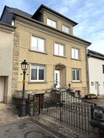 Appartement spacieux, très calme, situé dans le centre du village d'Ellange. 

L'appartement se trouve au premier étage d'un bâtiment qui a été entièrement rénové en 2011. Il dispose d'un grand salon/salle à manger avec une cuisine moderne, de 2 chambres et d'une salle de bain moderne. Au sous-sol, il y a une cave privée avec une connexion pour la machine à laver. Dans la cour de la résidence, il y a une place de parking extérieure pour une voiture. L'appartement est en très bon état et est immédiatement disponible. 

Ellange appartient à la commune de Mondorf-les-Bains et est bien desservi par le réseau de transports en commun. Il y a un supermarché à 500 mètres et tous les autres commerces, écoles, pharmacies et restaurants à Mondorf-les-Bains (3 km). La Moselle avec ses vignobles sans fin et ses forêts est juste devant la porte.