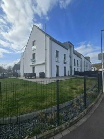 COUP DE COEUR ASSURER!!!

APPARTEMENT AVEC JARDIN PRIVATIF!!!

Ce Beau Appartement/Duplex offre un cadre de vie très cosy, chaleureux, intime et tranquille!

En très bon état avec des équipements intérieurs de qualité 'haut de gamme avec grandes terrasses orientées sud-ouest; partie 'jardin' comprise, ainsi qu'une cave, un emplacement intérieur et 2 emplacements extérieurs;

Situation très centrale et proche de toutes les commodités diverses de la vie courante.
Autres atouts : triple vitrage; chauffage au sol; volets électriques.

Composition de l'appartement avec une surface habitable de +/- 127,13 m² et une terrasse au rdch et au 2e étage grand balcon:

- rez-de-chaussée :hall d'entrée, cuisine bien équipée ouverte, living et salle à manger avec des grandes baie vitrées donnant vers grand jardin privatif clôturé et balcon aussi, une chambre ou bureau et WC séparée,

- 2e étage : hall de nuit, belle suite parental avec douche privatif et balcon, salle de douche avec WC, et deux chambres à coucher .

- 2 emplacements extérieurs, 1 emplacement intérieur pour une voiture, une grande cave et buanderie complète ce beau Duplex.

Pour tout renseignement complémentaire ou information veuillez nous contacter par email info@immonordstrooss.lu ou par Tél: 691 850 805.

Proposition de crédit/financement à taux compétitif auprès des banques Luxembourgeoise incluse dans nos services gratuits.