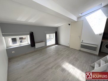 STUDIO F1 BIS CENTRE-VILLE / NANCY.  Venez découvrir à NANCY CENTRE, ce studio de type F1 BIS, d'une surface au sol de 27.01m2 (20.25m2 CARREZ), situé au troisième et dernier étage en deuxième corps de bâtiment (permettant un calme absolu). Offrant : une kitchenette équipée ouverte sur une pièce de vie (totalisant 21.44m2 au sol), une mezzanine de 5.03m2 au sol faisant office de chambre (attention, hauteur inférieure à 1.80m) et une salle d'eau avec WC. Système de chauffage individuel électrique. Idéalement situé, proche de toutes commodités (transports, commerces, écoles...). Loyer : 360.00 EUR charges comprises (soit 335.00 EUR de loyer + 25.00 EUR de provision sur charges comprenant l'eau froide, l'électricité des parties communes, ainsi que la taxe des ordures ménagères). Dépôt de garantie : 335.00 EUR. Honoraires : 297.00 EUR dont 81.00 EUR pour l'état des lieux. Si vous avez besoin d'aide dans votre recherche de logement, votre agence AGENCE DE BOUFFLERS se fera un plaisir de vous aider. www.agencedeboufflers.fr. DISPONIBLE IMMÉDIATEMENT.
Les informations sur les risques auxquels ce bien est exposé sont disponibles sur le site Géorisques : www.georisques.gouv.fr