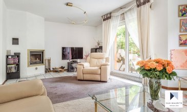 Situé à Luxembourg-Belair, à proximité du centre hospitalier ce triplex d'une surface habitable de ± 177 m² pour une surface totale de ± 232 m² se situe au 1er, 2ème et 3ème étages d'une maison bifamiliale. Il se compose comme suit:
 
Le 1er étage comprend un hall ± 12 m² avec vestiaire intégré, un séjour ± 37 m² avec accès à une terrasse ± 4 m², une cuisine séparée ± 17 m² équipée et aménagée, une chambre ± 14 m² et une salle de douche avec lavabo, bidet et wc ± 5 m².
 
Le 2ème étage se compose d'un palier ± 8 m² avec sauna (cabine infra-rouge) desservant deux chambres de ± 12 m² chacune, une salle de douche ± 5 m² (lavabo, wc et bidet), la chambre parentale ± 23 m² et sa salle de bain en suite ± 9 m² (baignoire fonction spa Jacuzzi, douche Jacuzzi (steam shower), lavabo, wc et bidet).
 
Au 3ème étage, le grenier ouvert ± 23 m² est aménagé en chambre d'amis avec salle de douche (douche, lavabo et wc).
 
Au rez-de-chaussée, un garage ± 31 m² et une cave buanderie ± 8 m² complètent ce bien.
 
 
Détails complémentaires :
 
- Idéal pour une famille avec enfants ou pour un investisseur ;
- Boiler/chaudière Buderus neuve (décembre 2019) ;
- Charges (eau, gaz, déchets, électricité et communs) : ± 315 €/mois ;
- Le bien peut être vendu avec les meubles (au choix de l’acquéreur) ;
- Idéalement situé : crèches et écoles, commerces et supermarchés, transports en commun à proximité. Accès aisé au centre-ville.


Agent responsable du dossier : Geoffrey Depre
E-mail : geoffrey@vanmaurits.lu
Mobile : (+352) 661 127 777
 


