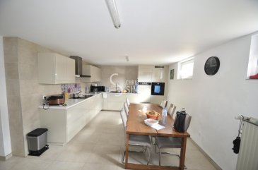 Pour une visite Tel: 621 77 88 30

L'agence immobilière Christine Simon, vous présente en exclusivité cette magnifique maison style (Bungalow) à Rollingen, libre de 4 côtés implantée sur un terrain de 9,36 ares.
Elle se compose comme suite:
Rez-de-chaussée:
Hall d'entrée spacieux, coin vestiaire, cuisine équipée indépendante avec une buanderie attenante, un garage en enfilade pour deux voitures, la chaufferie avec une chaudière Dietrich de 1983 à mazout.
Au premier étage:
Hall d'accueil, 2 chambres à coucher d'env. et une salle de bains d'env. m2, double séjour avec accès sur la véranda donnant sur la terrasse et son jardin aménagé et clôturé avec du grillage à l'arrière et une maison d'abri de 9 m2.
Au deuxième étage:
Deux chambres à coucher et une salle de douche.
Les combles sont aménagés en chambre à coucher et coin d'habillement.

Fenêtres double vitrage en bois, véranda bois double vitrage, toiture isolée et rénovée entièrement couverture des tuiles. 

Pour de plus amples renseignements, veuillez contacter notre Agence par mail au : info@christinesimon.lu ou au 265300301

La commission de vente pour l'agence plus TVA 17 % est à charge du vendeur.

Nous sommes en permanence à la recherche de biens pour nos clients solvables, si vous désirez vendre ou louer, contactez Christine SIMON.
