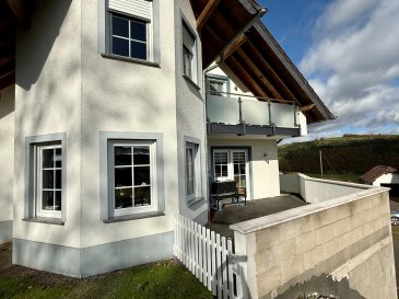 Dieses familienfreundliche Haus in Niederpierscheid, einem charmanten Stadtteil, bietet mit seinen 327 m² genügend Raum für Ihr Familienleben. Die Immobilie wurde 1998 erbaut und 1999 renoviert, sodass Sie ein modernes und gepflegtes Zuhause erwarten können. Mit insgesamt 8 Zimmern, 3 Badezimmern und einem zusätzlichen WC ist genug Platz für individuelle Rückzugsmöglichkeiten und gemeinsame Familienzeiten vorhanden. Die großzügigen Wohnräume sind ideal geeignet, um eine einladende Atmosphäre zu schaffen, während die 3 Balkone und eine Terrasse Ihnen die Möglichkeit bieten, die Natur in vollen Zügen zu genießen.

Ausstattung
Wichtige Merkmale dieses Hauses umfassen eine voll ausgestattete Küche, die sich perfekt für die Zubereitung gemeinsamer Mahlzeiten eignet. Darüber hinaus profitieren Sie von einem modernen Badezimmer, das für einen hohen Komfort sorgt. Die hochwertigen Bodenbeläge verstärken das elegante Ambiente und tragen zu einem behaglichen...

Weitere Informationen
Zusätzlich bietet dieses Haus eine einladende Außenanlage, die ideal für Kinder und Haustiere ist. Überzeugen Sie sich selbst von diesem großzügigen und modernen Familienhaus in Niederpierscheid! Zögern Sie nicht und kontaktieren Sie uns noch heute, um einen Besichtigungstermin zu vereinbaren und Ihr neues Zuhause kennenzulernen!

Dach ausgebaut
Terrasse, Garten, Balkon
Stellplätze: Garage, Außen-Stellplatz
Bad mit Fenster, Wanne und Dusche, Gäste-WC, Bad/WC getrennt
Einbauküche, offene Küche
Böden: Fliesenboden
Fenster: Kunststofffenster
Weitere Räume: Wasch-Trockenraum
Ausblick: Fernblick