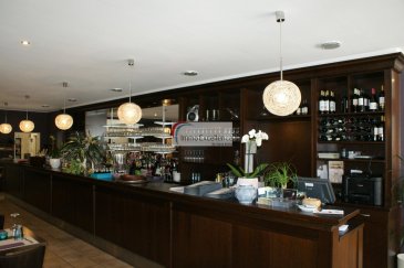 VENDU  !! IMMO EXCELLENCE vous propose en exclusivité un fond de commerce situé à Echternach en face de la fameuse Place du Marché. Le fond de commerce dispose en cuisine d'une hotte, d'un bain marie, d'une friteuse à deux paniers, d'un grill, d'une table afin de dresser les assiettes, d'une plaque à rôtir, d'un gaz à 6 flammes avec fourneau électrique, d'un micro-ondes, d'un four à vapeur, d'une lampe chauffe plats, d'un lave mains avec deux éviers, d'une table frigorifique à 6 tiroirs, d'une étagère, d'une trancheuse, d'un petit batteur, de trois armoires inox, d'un chauffe assiettes, d'un lave-vaisselle, d'une machine à sel régénérateurs, d'une machine à sous vide, de plusieurs casseroles, luches, poêles, assiettes et couverts. En terrasse vous disposez de 3 tables à 4 places, de 4 tables à deux places, de 20 chaises, de deux enseignes lumineux, ainsi que de plusieurs coussins. En salle vous disposez de 22 tables à 2 places, de 4 tables à 4 places, de 3 tables grandes à 3 places ainsi que de 66 chaises, d'un grand bar, de plusieurs étagères, d'une machine-à-café et moulin, d'une installation Hifi, d'un congélateur à glaçons, d'une machine lave verres, de deux appareils anticalcaires, d'une tireuse à bière avec 4 robinets, d'un frigo à boissons ( 2 portes et 4 tiroirs ), d'un frigo à boissons ( 1 porte et 4 tiroirs ), 1 double levier, plusieurs tasses à café, plusieurs coupes à glaces, plusieurs verres ( vin, bière, soft, apéritif, .... ), un frigo à vins, une garde-robe, une armoire pour vaisselle. Le local comprend également plusieurs lampes et spots, une armoire pour ranger le vin, une armoire pour le personnel, un meuble décoratif fait sur mesure, une chambre froide positive, une chambre froide négative, un boiler, ...... Le restaurant dispose d'une belle terrasse, de deux grandes salles, d'un hall, d'une annexe, de deux pièces pour le personnel, de toilettes séparées, d'une pièce pour la chambre froide, ainsi que d'une grande salle à l'étage. Occasion à saisir !! Endroit impeccable offrant une grande visibilité.
Ref agence :3426718