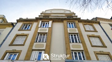 .  À 10 MIN DE LA GARE QUARTIER ST LIVIER - APPARTEMENT 3 PIECES AVEC 3 BALCONS
 +++ En exclusivité +++ Visite virtuelle sur demande +++
 cet appartement lumineux situé au 4ème et dernier étage d'un immeuble des années 1930 ne manquera pas de vous séduire avec ses parquets d'époque, son terrazzo, ses hauts plafonds et son ambiance authentique.
 Idéalement situé à deux pas de la place St Livier et à seulement 10 minutes à pied de la gare de Metz (1 km), ce bien profite d'un emplacement privilégié avec commerces, restaurants, écoles, centre commercial Muse et transports en commun (Métis, Gare SNCF) accessibles à pied.
 Avec une surface Carrez de 64 m2, cet appartement allie cachet de l'ancien et confort modern et se compose comme suit :
 - Hall d'entrée desservant toutes les pièces. 
 - Une Cuisine équipée : lave-vaisselle, Four, plaque de cuisson.Elle offre également un accès direct au balcon.
 - Un cellier complètent cet espace.
 - Un Salon séjour lumineux et ouvrant sur 2 balcons offrant une vue dégagée sur la ville (possibilité de créer une 2ème chambre)
  - Une chambre spacieuse aménagée d'un dressing
  - Une Salle d'eau, équipée d'une douche, d'un meuble vasque avec miroir éclairé, et de WC.
  -  Une Cave en sous-sol pour un espace de rangement supplémentaire.
  
 Prestations techniques : double vitrage PVC, chauffage individuel au gaz VIESSMANN, parquet chêne et pin, terrazo
  
 INFORMATIONS COMPLÉMENTAIRES
 - Charges annuelles : 802 EUR (quote-part)
 - Nombre de lots dans la copropriété : 28 (dont 14 lots principaux)
 - Honoraires à la charge de l'acquéreur : inclus dans le prix (5,8 %)
 Laissez-vous charmer par ce bien rare alliant cachet de l'ancien et vie citadine pratique !  Pour toute visite ou information complémentaire, contactez-nous dès maintenant !
  
  
 DPE ACTUALISE DISPONIBLE PROCHAINEMENT
  
 DPE : D/ D