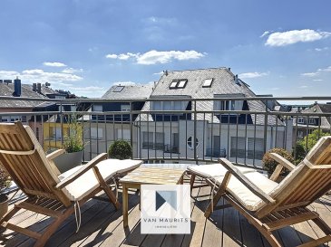 Situé à Luxembourg-Hollerich, au 3ème et 4ème étage d'un immeuble résidentiel, ce magnifique appartement-duplex aux finitions soignés dispose d'une surface habitable de ± 111 m² et il se compose comme suit:
.
Au 3ème étage, la porte d'entrée s'ouvre sur un spacieux hall d'entrée ± 12m² avec un bel escalier en colimaçon qui mène vers l'espace de vie ± 36 m² comprenant un superbe séjour avec parquet chevronné, une cuisine moderne toute équipée et aménagée avec des matériaux haut de gamme (ilot central en marbre avec plaque de cuisson, meuble sur mesure, robinetterie dorée, plan de travail avec led?) qui donne vers l'espace salle à manger très lumineux avec beaucoup de cachet grâce à son mur légèrement arrondie et de belles fenêtres en bois peintes, cet espace est complété par l'accès à un balcon ± 6 m² aménagé d'un sol en bois avec éclairage (lampe d'extérieur et spots intégrés au sol).
.
À cet étage se trouve une première chambre à coucher ± 10 m², un dressing ± 4 m² et un wc séparé ± 2 m².
.
L'escalier en colimaçon en bois et fer forgé mène à l'étage supérieur (dernier étage de la résidence).
.
Au 4ème étage, un palier/galerie ± 9 m² dessert la partie nuit composée de 2 chambres à coucher ± 10 et 21 m² et d'une salle d'eau entièrement carrelée comprenant un meuble avec double vasque, grand miroir, une douche à l'italienne et un wc. La plus grande chambre bénéficie d'un accès à une jolie terrasse ± 11 m² aménagée d'un sol en bois et de pots de fleurs, elle est équipée également d'un éclairage au sol (spots intégrés).
.
Au sous-sol de la résidence, une cave ± 3 m² complète l'offre.
.
Détails complémentaires :
Porte d'entrée sécurisée (3 points)
Rénovations avec des matériaux sélectionnés avec le plus grand soin
Parquet chevron dans tout l'appartement
Immeuble datant de 1989
Cage d'escalier lumineuse et agréable
Bail emphytéotique (99 ans)
Proche de toutes commodités (bus, gare, commerces)
.
Personne responsable du bien :
Yuliana Dimitrova
Tel: +352661 50 27 19
email: yuliana@vanmaurits.lu
.
English Version ----------------------------------------------------------------------------------------
.
Located in Luxembourg-Hollerich, on the 3rd and 4th floors of a residential building, this magnificent duplex apartment with meticulous finishes offers a living area of ± 111 m². It is composed as follows:
.
On the 3rd floor, the entrance door opens to a spacious hall of ± 12 m², featuring a beautiful spiral staircase leading to the living area of ± 36 m². This space includes a stunning living room with chevron parquet flooring, a modern kitchen fully equipped with high-end materials (marble island with cooking plate, custom-made furniture, golden faucets, LED-lit worktop). The kitchen opens to a very bright dining area, enhanced by a slightly curved wall and beautiful painted wooden windows, with access to a balcony of ± 6 m² fitted with a wooden floor and integrated lighting.
.
This level also includes a first bedroom of ± 10 m², a dressing room of ± 4 m², and a separate toilet of ± 2 m².
.
The spiral staircase in wood and wrought iron leads to the top floor of the residence (4th floor), where a landing/gallery of ± 9 m² serves the sleeping area composed of two bedrooms of ± 10 m² and ± 21 m². The fully tiled bathroom includes a double sink vanity unit, a large mirror, an Italian shower, and a toilet. The largest bedroom offers access to a lovely terrace of ± 11 m², fitted with a wooden floor, flower pots, and integrated floor lighting.
.
In the basement of the residence, a cellar of ± 3 m² completes this offer.
.
Additional details:
- Secure entrance door (3-point lock)
- Renovations carried out with high-quality materials
- Chevron parquet flooring throughout the apartment
- Building dating from 1989
- Bright and pleasant stairwell
- Emphyteutic lease (99 years)
- Close to all amenities (bus, train station, shops)
.
Responsible agent:
Yuliana Dimitrova
Tel: +352661 50 27 19
email: yuliana@vanmaurits.lu
