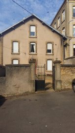 Studio de 18.79 m² situé au RDC et comprenant : Entrée / Pièce principale / Coin Cuisine, Salle d'eau avec WC, Chauffage Electrique
Frais d'Agence de 192 €
