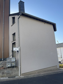 Découvrez ce magnifique appartement à louer situé dans la charmante ville de Gonderange, au Luxembourg. Proposé en exclusivité par l'AGENCE REINERT CARLO, cette propriété attrayante n'attend que vous. Ce bien est disponible uniquement sur athome.lu.

Détails de la propriété:
Cet appartement de 80 m² a été récemment rénovée entièrement et propose deux chambres confortables , dont une avec armoire intégré sur mesure et une salle-de-douche moderne avec douche italienne et W.C.. Les fenêtres sont double vitrage. Des détecteurs de fumée se trouvent dans les chambres.Profitez d'une cuisine moderne équipée pour satisfaire vos besoins culinaires, avec une configuration distincte pour des préparations organisées. Pratique et bien pensé, cet appartement inclut également une buanderie, garantissant une gestion facile de votre cycle de lavage. Le confort est renforcé par un accès internet performant (Glasfaser) incluant une ligne téléphonique, un réseau Ethernet et une connexion en fibre optique. Avec une électricité efficace, vous profitez du chaud sans souci grâce au chauffage électrique, et sachez que l'isolation thermique est en cours d'évaluation.
Les charges de 200€/mois comprennent l'eau et les poubelles.Un décompte annuel de l'eau sera fait.
L'appartement 

À proximité:
Gonderange offre un cadre de vie serein, enrichi par de belles enseignes commerciales et de succulentes options de restauration. Ce quartier dispose de écoles de qualité permettant une éducation optimale pour vos enfants. Les amoureux de la nature et les sportifs apprécieront les espaces verts et les installations de loisirs disponibles non loin du centre-ville. Profitez d'un accès facile aux soins de santé avec plusieurs établissements à proximité et voyagez simplement grâce aux services de transport bien connectés qui vous relient aux autres secteurs du pays.

Ne laissez pas passer cette formidable opportunité! Pour organiser une visite, contactez-nous via le formulaire de contact sur notre site ou par téléphone.