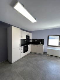 Découvrez ce magnifique appartement à louer situé dans la charmante ville de Gonderange, au Luxembourg. Proposé en exclusivité par l'AGENCE REINERT CARLO, cette propriété attrayante n'attend que vous. Ce bien est disponible uniquement sur athome.lu.

Détails de la propriété:
Cet appartement de 80 m² a été récemment rénovée entièrement et propose deux chambres confortables , dont une avec armoire intégré sur mesure et une salle-de-douche moderne avec douche italienne et W.C.. Les fenêtres sont double vitrage. Des détecteurs de fumée se trouvent dans les chambres.Profitez d'une cuisine moderne équipée pour satisfaire vos besoins culinaires, avec une configuration distincte pour des préparations organisées. Pratique et bien pensé, cet appartement inclut également une buanderie, garantissant une gestion facile de votre cycle de lavage. Le confort est renforcé par un accès internet performant (Glasfaser) incluant une ligne téléphonique, un réseau Ethernet et une connexion en fibre optique. Avec une électricité efficace, vous profitez du chaud sans souci grâce au chauffage électrique, et sachez que l'isolation thermique est en cours d'évaluation.
Les charges de 200€/mois comprennent l'eau et les poubelles.Un décompte annuel de l'eau sera fait.
L'appartement 

À proximité:
Gonderange offre un cadre de vie serein, enrichi par de belles enseignes commerciales et de succulentes options de restauration. Ce quartier dispose de écoles de qualité permettant une éducation optimale pour vos enfants. Les amoureux de la nature et les sportifs apprécieront les espaces verts et les installations de loisirs disponibles non loin du centre-ville. Profitez d'un accès facile aux soins de santé avec plusieurs établissements à proximité et voyagez simplement grâce aux services de transport bien connectés qui vous relient aux autres secteurs du pays.

Ne laissez pas passer cette formidable opportunité! Pour organiser une visite, contactez-nous via le formulaire de contact sur notre site ou par téléphone.