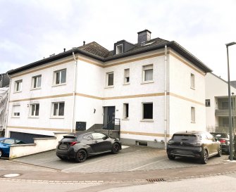 Situé à Mersch, au sein de la commune et du canton de Mersch, dans une rue résidentielle et proche de la Gare, l’Agence immobilière HOME INVEST vous propose en exclusivité un appartement avec 2 chambres à coucher d’une surface habitable de +/− 117 m2, situé dans un immeuble en co-propriété, construite en 1981 et situé sur un terrain de 04 ares 77 centiares.
L’appartement au 2ième et dernier étage de ladite résidence est composé comme suit :
En entrant dans l’appartement, vous découvrez un living/salle à manger d’une superficie de +/− 42 m2 (avec accès au balcon), une cuisine équipée séparée d’une superficie de +/− 9 m2 et un WC séparé avec lavabo et miroir  d’une superficie de +/− 1,50 m2.
Les autres pièces de vie se présentent comme suit :
-	Une 1ière chambre à coucher d’une superficie de +/− 14 m2;
-	Une 2ième chambre à coucher d’une superficie de +/− 29 m2;
-	Une salle de bains d’une superficie de +/− 6,90 m2 comprenant une baignoire et un lavabo avec meuble et miroir ainsi qu’un raccordement pour la machine à laver;
-	Le passeport énergétique est classé E/F.
-	Les honoraires d’agence sont à charge du/des vendeur(s).
-	Les charges mensuelles s’élèvent actuellement à 300.- € / mois.
Au niveau sous-sol vous disposez d’un emplacement intérieur ainsi que d’une cave.
LOCALISATION :
Mersch est une localité située au cœur du Grand-Duché de Luxembourg, dans la région centrale du pays. Elle est la commune et le chef-lieu du canton de Mersch, une zone qui combine à la fois un cadre rural et une proximité avec les grandes villes du pays, comme Luxembourg-Ville, ce qui en fait un lieu idéal pour ceux qui recherchent une tranquillité relative tout en restant connectés aux principaux centres urbains.
La commune est connue pour ses paysages pittoresques, ses forêts, ainsi que pour son patrimoine historique. Mersch abrite des sites d'intérêt comme le château de Mersch, datant du Moyen Âge, et des espaces verts qui offrent de nombreuses possibilités pour les promenades et les activités en plein air. La ville est également bien desservie par les transports en commun, facilitant l'accès à Luxembourg-Ville et à d'autres localités.
Mersch combine harmonieusement modernité et tradition, avec des infrastructures modernes tout en conservant un charme authentique. De plus, elle offre divers services, écoles, commerces et équipements publics, contribuant à la qualité de vie de ses habitants.