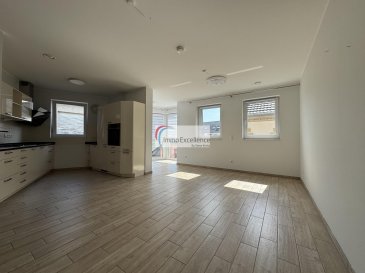 IMMO EXCELLENCE vous présente en exclusivité un appartement, coup de coeur à Echternach !

Découvrez ce magnifique appartement de ±75 m², idéalement situé au dernier étage d'une résidence moderne de 2016, alliant confort, luminosité et qualité de vie.

Dès l'entrée, vous serez séduit par un espace de vie spacieux et baigné de lumière, composé d'une cuisine contemporaine entièrement équipée ouverte sur un élégant double séjour. Celui-ci s'ouvre sur un superbe balcon fermé en verre, véritable jardin d'hiver, parfait pour profiter de chaque saison en toute sérénité.

Ce magnifique appartement dispose de deux belles chambres à coucher, une salle de douche, ainsi qu'un débarras fonctionnel avec raccordement pour une machine à laver.

Ce bien est complété par une cave privative et un emplacement intérieur pour votre véhicule, un véritable atout en centre-ville.

Situé au 3? et dernier étage avec ascenseur, l'immeuble dispose également d'une buanderie commune. Les finitions de qualité, dont le triple vitrage et le chauffage au sol, assurent un confort optimal au quotidien.

Implanté en plein coeur d'Echternach, vous bénéficiez d'un cadre de vie privilégié, à proximité immédiate de toutes les commodités (commerces, écoles, transports), tout en étant à seulement 25 minutes de Luxembourg-Ville.

Un bien rare sur le marché, idéal pour y vivre ou investir !

Ne laissez pas passer cette opportunité, contactez-nous dès aujourd'hui pour organiser une visite.


IMMO EXCELLENCE präsentiert Ihnen exklusiv eine echte Traumwohnung in Echternach!

Entdecken Sie diese wunderschöne Wohnung mit ca. 75 m² Wohnfläche, ideal gelegen im obersten Stockwerk einer modernen Residenz aus dem Jahr 2016, eine perfekte Kombination aus Komfort, Helligkeit und Lebensqualität.

Schon beim Betreten werden Sie von einem großzügigen und lichtdurchfluteten Wohnbereich begeistert sein. Dieser umfasst eine moderne, voll ausgestattete Küche, die sich offen zu einem eleganten Wohn- und Esszimmer hingestaltet. Von hier aus gelangen Sie auf einen herrlichen, verglasten Balkon im Stil eines Wintergartens, ideal, um das ganze Jahr über entspannte Momente zu genießen.

Die Wohnung verfügt über zwei schöne Schlafzimmer, ein modernes Badezimmer mit Dusche sowie einen praktischen Abstellraum mit Anschluss für eine Waschmaschine.

Abgerundet wird dieses attraktive Angebot durch einen privaten Keller sowie einen Innenstellplatz für Ihr Fahrzeug, ein echter Pluspunkt im Stadtzentrum.

Die Wohnung befindet sich im 3. und letzten Stockwerk eines gepflegten Gebäudes mit Aufzug und gemeinschaftlicher Waschküche. Hochwertige Ausstattungsmerkmale wie Dreifachverglasung  sorgen für optimalen Wohnkomfort.

Im Herzen von Echternach gelegen, profitieren Sie von einer hervorragenden Lage mit allen Annehmlichkeiten des täglichen Lebens in unmittelbarer Nähe (Geschäfte, Schulen, öffentliche Verkehrsmittel). Luxemburg-Stadt erreichen Sie in nur etwa 25 Minuten.

Eine seltene Gelegenheit, ideal sowohl zur Eigennutzung als auch als Investition!

Zögern Sie nicht und vereinbaren Sie noch heute einen Besichtigungstermin.


IMMO EXCELLENCE exclusively presents this true dream apartment in Echternach!

Discover this beautiful apartment offering approximately 75 m² of living space, ideally located on the top floor of a modern residence built in 2016, a perfect blend of comfort, brightness, and quality of life.

From the moment you step inside, you will be charmed by the spacious, light filled living area. It features a contemporary, fully equipped open-plan kitchen that flows seamlessly into an elegant living and dining room. From here, you have access to a stunning glass enclosed balcony, designed as a winter garden, perfect for enjoying relaxing moments all year round.

The apartment offers two lovely bedrooms, a modern bathroom with a shower, as well as a practical storage room with a connection for a washing machine.

This attractive property is further complemented by a private cellar and an indoor parking space, a true asset in the city center.

Located on the 3rd and top floor of a well maintained building with an elevator and a shared laundry room, the apartment benefits from high quality finishes, including triple glazing, ensuring optimal comfort.

Situated in the heart of Echternach, you will enjoy a prime location close to all amenities (shops, schools, public transport), while Luxembourg City is just about 25 minutes away.

A rare opportunity on the market, ideal both as a residence or an investment!

Don't miss out, contact us today to arrange a viewing.