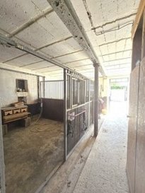 +++ Idéal pour les amoureux des CHEVAUX +++

Cadre de vie particulièrement agréable pour cette propriété édifiée au coeur d'un écrin de verdure à Merscheid.

Propriété unique dans un environnement calme entourée de garrigues et de forêt. Des installations équestres parfaitement entretenues, sécurisées et fonctionnelles feront de vos chevaux et de leurs propriétaires un lieu privilégié.

Ferme datant du 19ème siècle dans le village de Merscheid, commune de Putscheid.

Ce bien, avec une surface utile supérieure à 1064 m² est composé d'une part, d'une maison principale offrant une surface habitable d'approximativement 300 m² et comprend 5 chambres à coucher et diverses terrasses de 149.98 m² en total.

D'autre part, le bien est composé d'un duplex d'une surface habitable de 116.88 m² avec 2 chambres à coucher. Ils viennent s'ajouter 4 garages, une grande grange, un atelier et 6 box pour chevaux.

Composition de la maison principale :
- sous-sol : cave (33.92 m²), chaufferie (26.46 m²)
- rez-de chaussée : entrée (13.14 m²), séjour avec salle à manger (29.43 m²), cuisine (14.77 m²), living (12.37 m²), buanderie (12.54 m²), débarras (11.94 m²), WC séparé, terrasses (134.35 m²), abri de jardin (26.60 m²).

- 1er étage : hall (16,93 m²), chambre 1 (14,13 m²), chambre 2 (14,29 m²), chambre 3 (13,05 m²), chambre 4 (10,07 m²) chambre 5 (12,11 m²) avec balcon (15,63 m²), bureau (6,32 m²), salle de bains avec baignoire et douche (13,19 m²).

- grenier +/- 100 m².
Composition de l'appartement :
- rez-de-chaussée : entrée (2.45 m²), séjour (44.45 m²), cuisine (7.06 m²). - 1er étage : hall (10.14 m²), chambre 1 (25.44 m²), chambre 2 (14.01 m²), salle de bains (13.33 m²). Granges (400.88 m²), 4 garages pour 5 voitures (118,82 m²), atelier (65.76 m²), 6 box pour chevaux (118.98 m²).

A proximité de Diekirch (+/- 15min) respectivement de Marnach (+/- 15min).

Pour tout renseignement complémentaire ou information veuillez nous contacter par email info@immonordstrooss.lu ou par Tél: 691 850 805.

Proposition de crédit/financement à taux compétitif auprès des banques Luxembourgeoise incluse dans nos services gratuits.