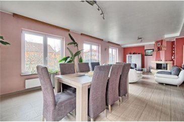 Veuillez contacter Bardia Allami pour de plus amples informations :
- T : 621 150 966
- E : bardia.allami@remax.lu

RE/MAX Luxembourg vous propose cette spacieuse maison, libre des 4 côtés, jumelée juste par le garage, à moins de 10 minutes d’Ettelbruck.

Le bien dispose d’une surface habitable d'environ 260 m2 (surface totale d’environ 317 m2), située sur un terrain de 5,04 ares. 

Cette maison se compose comme suit : 

REZ-DE-CHAUSSÉE (surface : environ 61 m2 + garages 41 m2) :
1 hall d’entrée, cave, wc séparé, local technique, buanderie ainsi qu’un grand garage pour 2 voitures avec accès jardin. 

1er ÉTAGE (surface : environ 82 m2 + terrasse de 25 m2) :
Grand Living et salle à manger avec un coin cheminée très agréable, accès terrasse, magnifique cuisine équipée et séparée, wc séparé et une chambre à coucher.

2er ÉTAGE (surface : environ 81 m2) :
3 grandes chambres à coucher avec possibilité de 2 dressings, grande salle de bain avec douche et jacuzzi.

GRENIER (surface d’environ 50 m2) :
Une grande chambre à coucher, coin débarras et une grande salle de bain complètent cette espace. Il faut encore finaliser les travaux dans cet espace. 

Quartier calme et familial. 
Commerces à proximité.
Cette maison dispose aussi de 2 emplacements extérieurs.
Quelques petits rafraîchissements à prévoir.

Frais d’agence RE/MAX : 3 % du prix de vente à la charge de la partie venderesse + TVA.