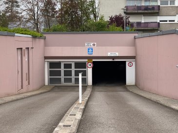 À louer : emplacement intérieur pour une voiture dans la Résidence Fleurie, située au 240 rue de Luxembourg à Bertrange. L'emplacement se situe proche de la rampe de garage au sous-sol -1, avec un accès facile. Arrêt de bus devant l'immeuble : lignes 5, 6, 10, 96. Disponible à partir du 01/01/2026. Loyer: 125 €/mois charges comprises. Garantie : 3 mois de loyer (375 €) Commission d'agence à charge du preneur: 200 € ttc.