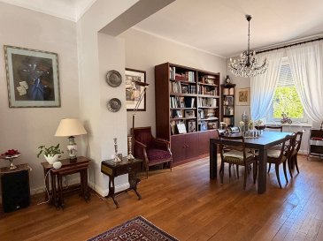 A Thionville, proche du centre ville, de la gare et des écoles maison de ville à vendre. À quelques minutes du centre-ville, Avenue Clémenceau, découvrez cette agréable maison de ville mitoyenne de 140 m² habitables, sur un terrain clos de 2,28 ares avec jardin.
Cette maison de ville comprend un salon, une salle à manger, une cuisine indépendante équipée avec accès direct au jardin ainsi qu'un WC au rez-de-chaussée. Les étages accueillent 4 chambres, une salle de bains, une salle d'eau et un grenier. Un sous-sol complet avec lingerie et chaufferie vient compléter l'ensemble. Le jardin, agréable et bien exposé, constitue un véritable atout en plein coeur de la ville. 

Les informations sur les risques auxquels ce bien est exposé sont disponibles sur le site Géorisques : www.georisques.gouv.fr » 
Contacts :
- Karine Karas : 06 08 31 19 87
- Katia Moriceau : 06 75 66 99 25 (3.13 % d'honoraires TTC à la charge de l'acquéreur.)